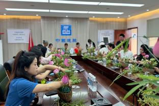 队记：勇士会在截止日前活跃起来 但没迹象表明会拆水花追组合